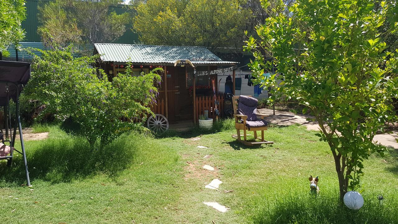 Alice'S Secret Travellers Inn Alice Springs Exterior photo