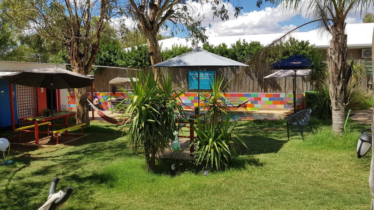 Alice'S Secret Travellers Inn Alice Springs Exterior photo