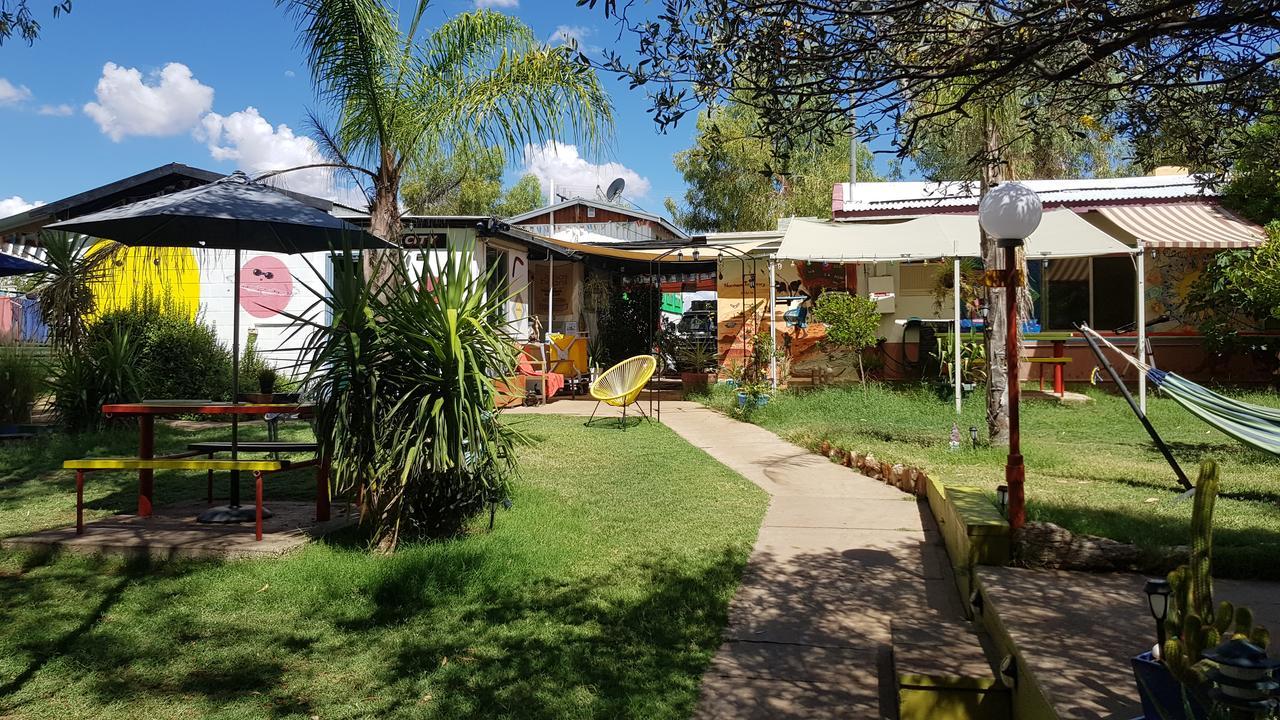 Alice'S Secret Travellers Inn Alice Springs Exterior photo