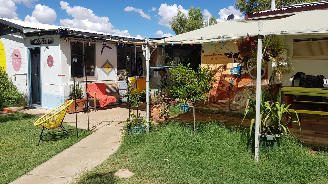 Alice'S Secret Travellers Inn Alice Springs Exterior photo