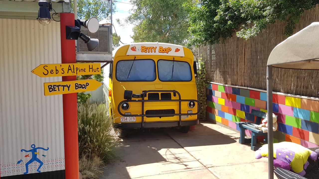 Alice'S Secret Travellers Inn Alice Springs Exterior photo